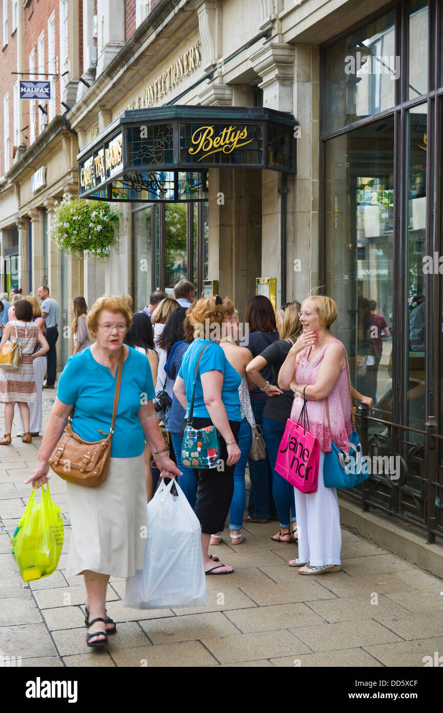 Coda fuori BETTYS CAFE sale da tè presso il St Helen's Square nel centro della città di York North Yorkshire England Regno Unito Foto Stock