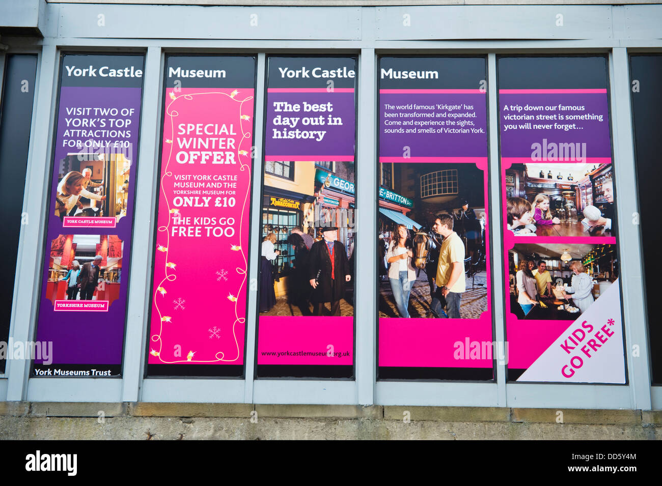 Museo del Castello di York pubblicità Affissioni nel centro della città di York North Yorkshire England Regno Unito Foto Stock