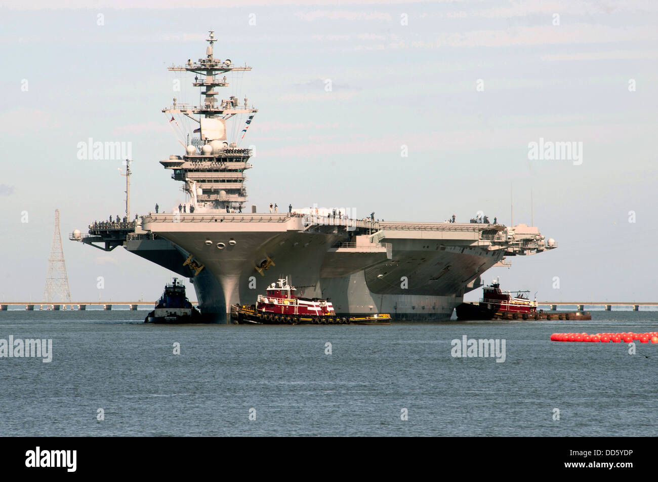 La US Navy portaerei nucleare USS Theodore Roosevelt si diparte Newport News Shipyard dopo quattro anni di lavori di ristrutturazione e il rifornimento di carburante 25 Agosto 2013 in Newport News, VA. La nave sarà dotata di condurre esperimenti in mare prima di tornare in servizio. Foto Stock