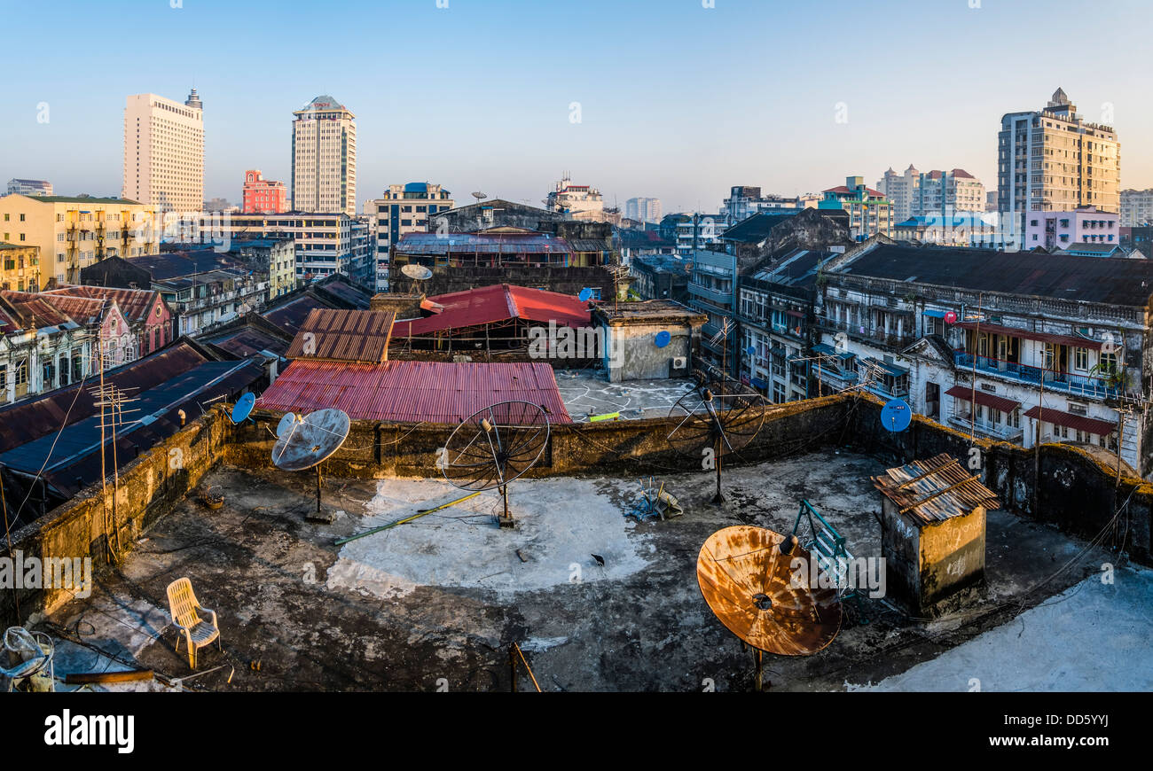 Vista sui tetti della capitale Yangon Myanmar Foto Stock
