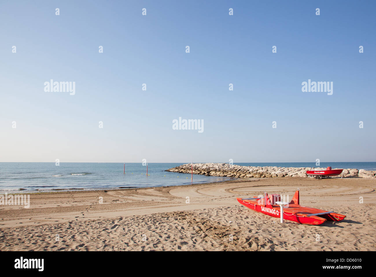 Per le imbarcazioni di salvataggio in mare che giace sulla spiaggia vicino a Venezia in Italia Foto Stock