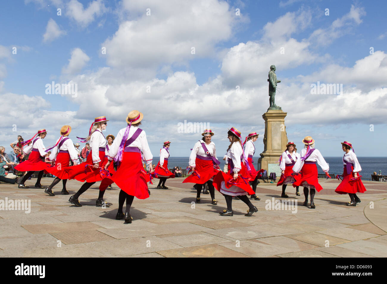 Rivington Morris ballerini alla Whitby Folk Week 2013, nel nord dello Yorkshire, Inghilterra Foto Stock