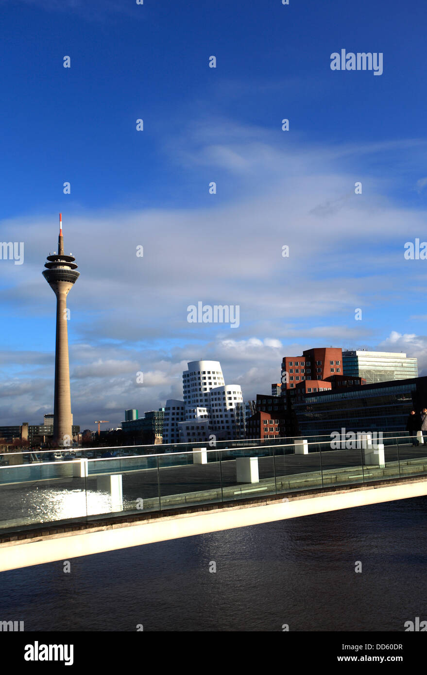 Il Rheinturm la torre della televisione e il Neuer Zollhof edifici, Media Harbour, Düsseldorf City, Renania del nord-Westfalia, Germania, Foto Stock