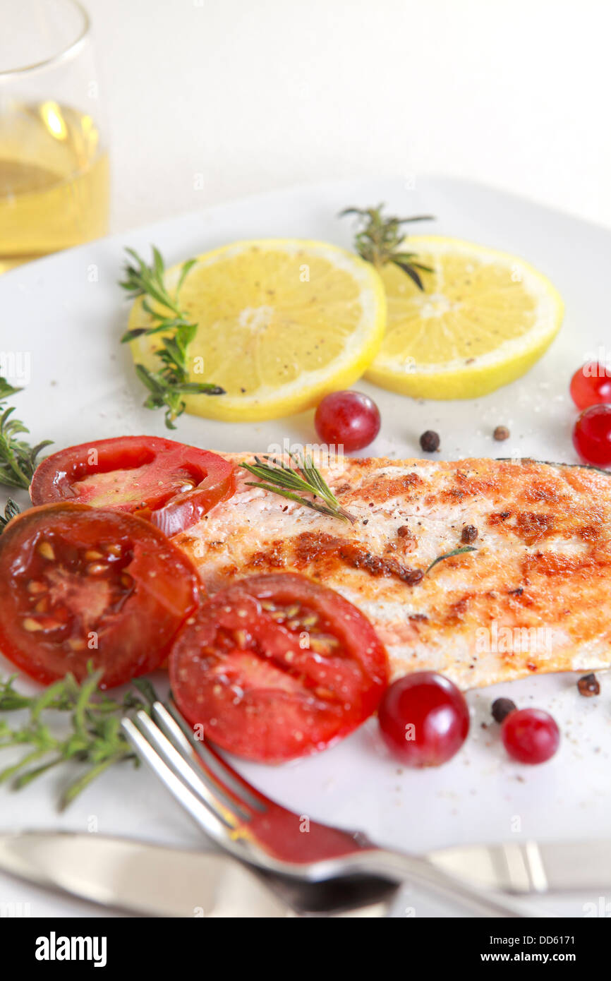 Salmone alla griglia withe limone e spezie Foto Stock