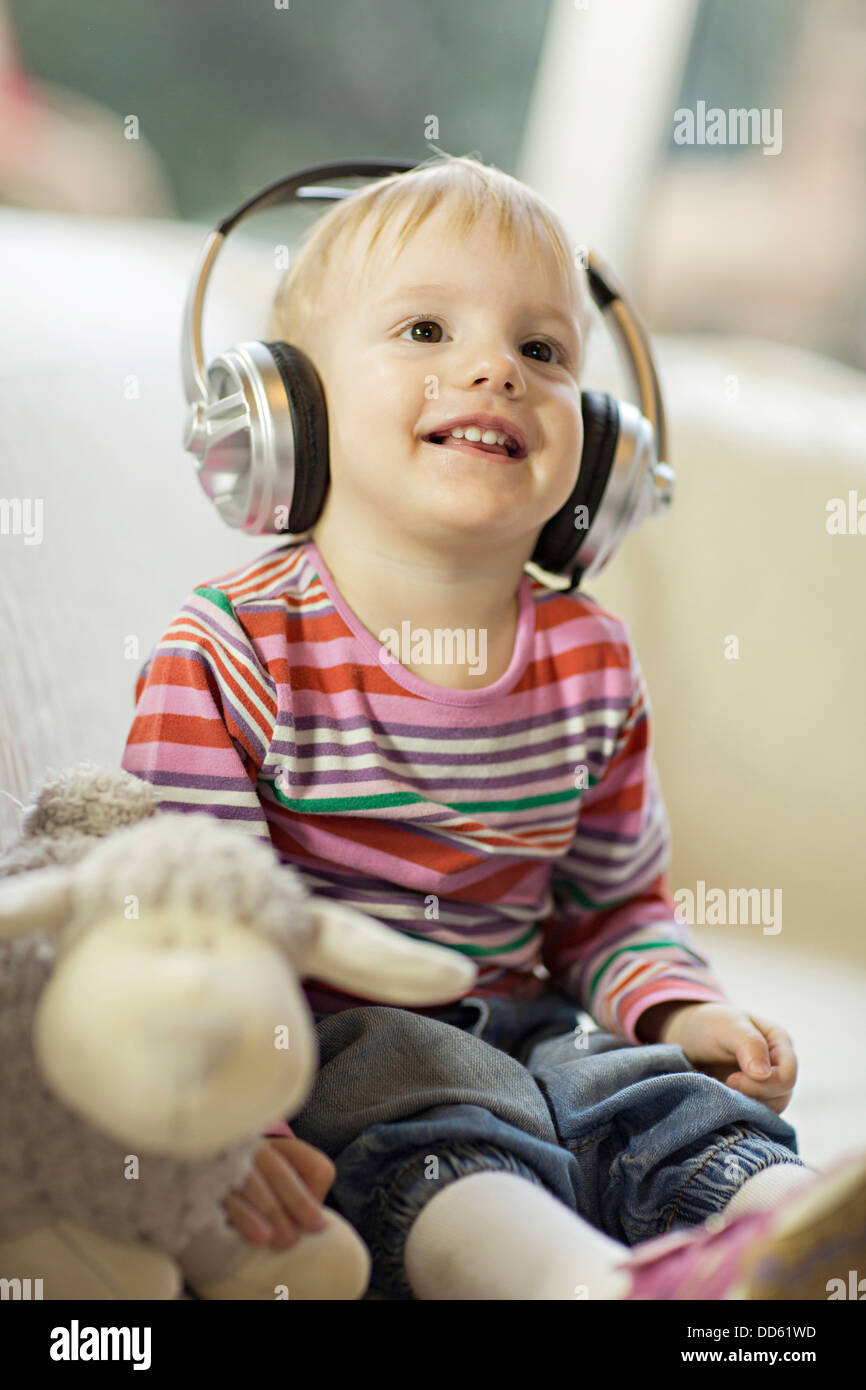 Il Toddler boy ascolta la musica che indossano le cuffie, osijek, Croazia, Europa Foto Stock