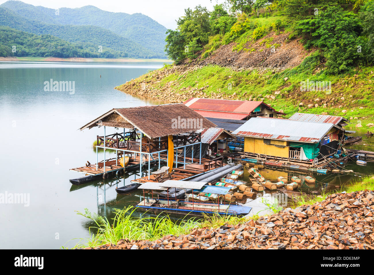 Casa galleggiante in sangklaburi, la provincia di Kanchanaburi, Thailandia Foto Stock