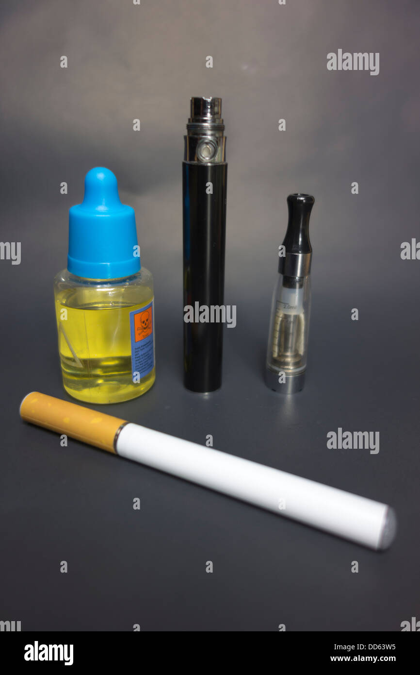 Sigaretta elettronica con e-bottiglia di liquido Foto stock - Alamy