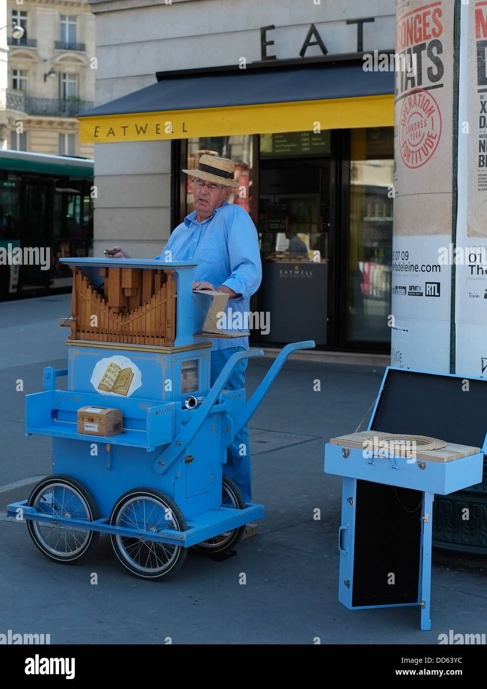Musicista di strada in Parigi Francia. Foto Stock