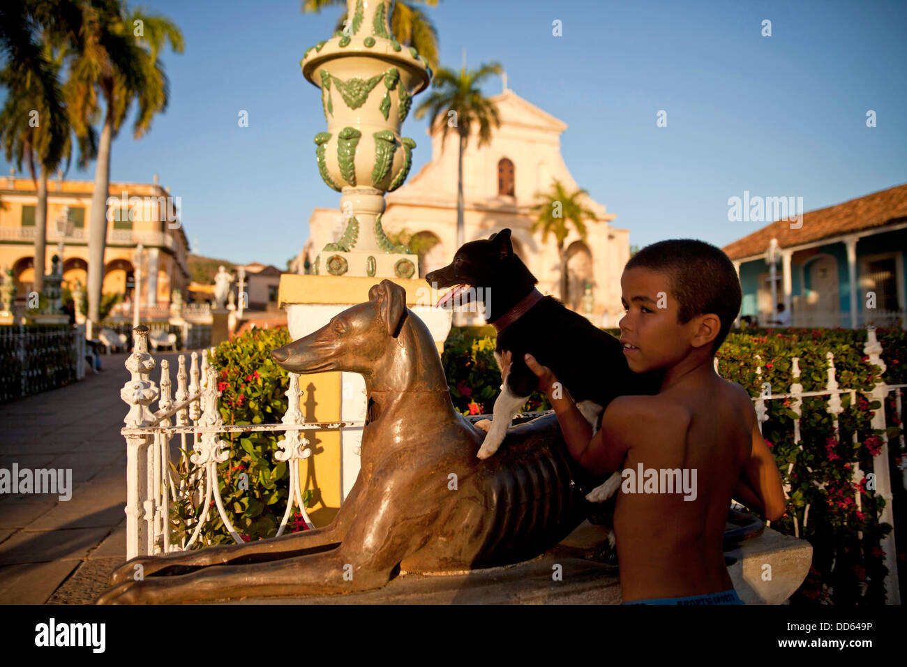 Cuba, ragazzo con cane a Plaza Mayor Foto Stock