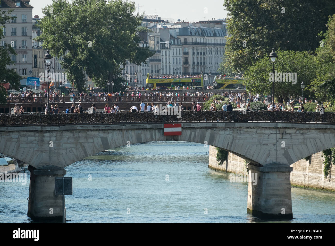 La folla di turisti in visita alla Cattedrale di Notre Dame di Parigi Francia. Foto Stock