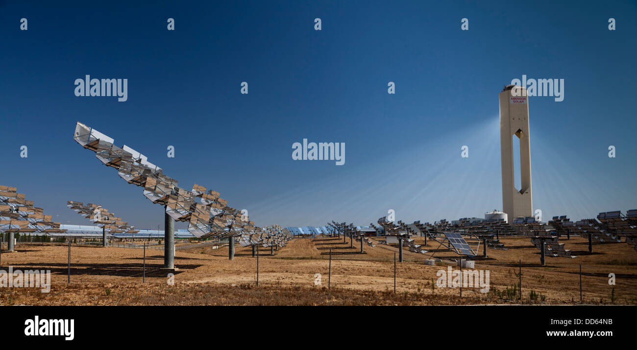 Solucar solare termico complesso vicino a Siviglia Spagna include la PS10 & PS20 energia solare e Solnova centrali solari. Foto Stock