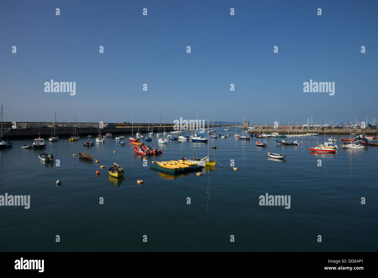 Barche in un Dun Laoghaire Harbour, città di Dublino in Irlanda. Foto Stock