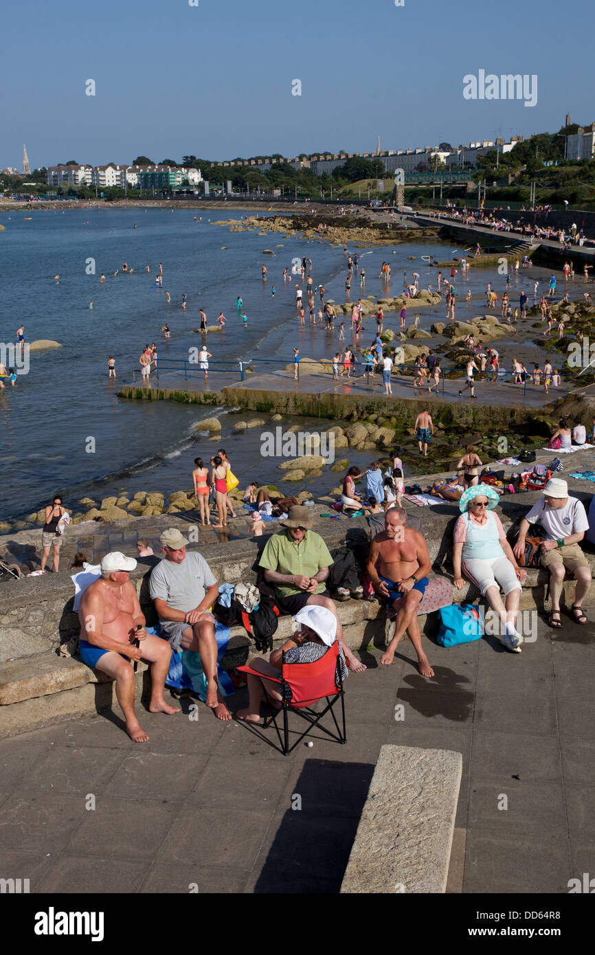 La gente al mare nella città di Dublino in Irlanda. Foto Stock