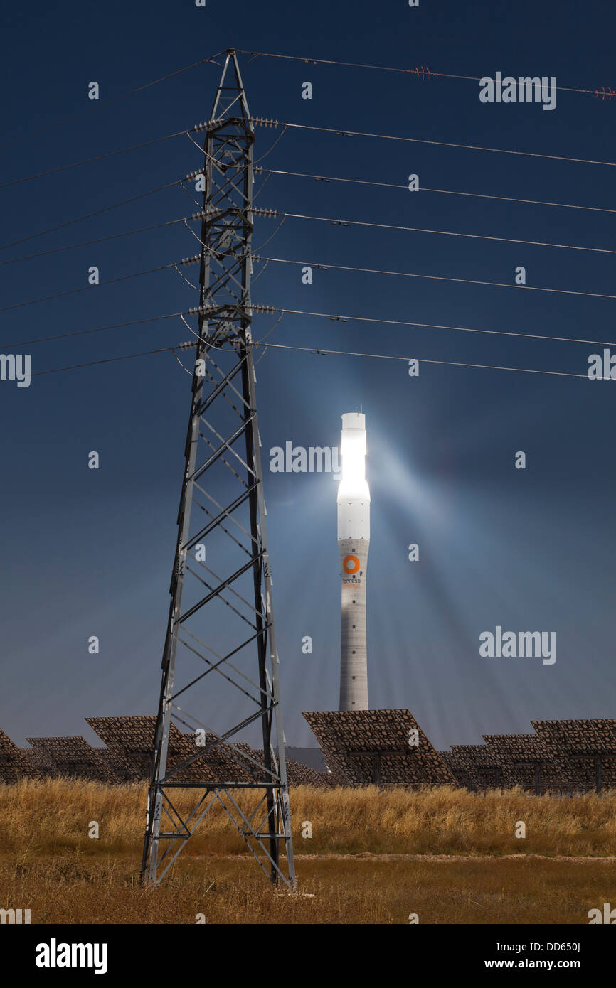 Gemasolar è un concentrato di energia solare termica impianto a torre con un sale fuso termico del sistema di storage. Foto Stock