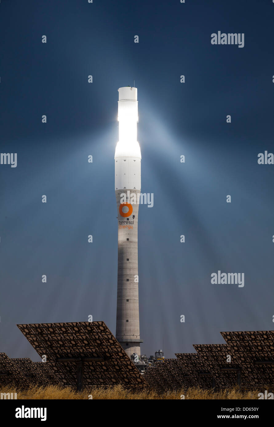 Gemasolar è un concentrato di energia solare termica impianto a torre con un sale fuso termico del sistema di storage. Foto Stock