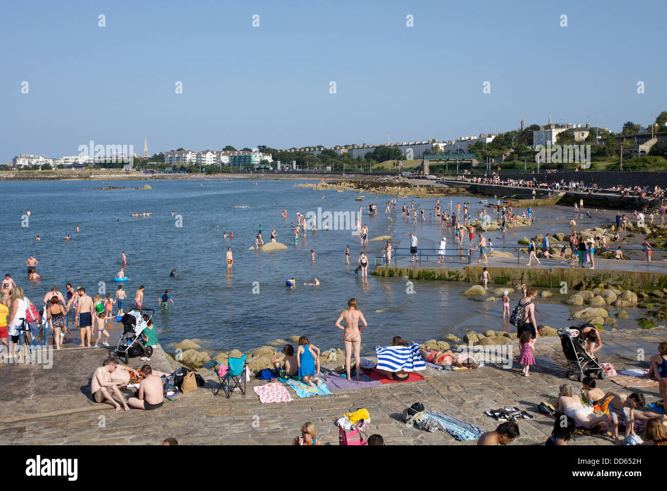 Gente al mare nella città di Dublino sud, in Irlanda. Foto Stock
