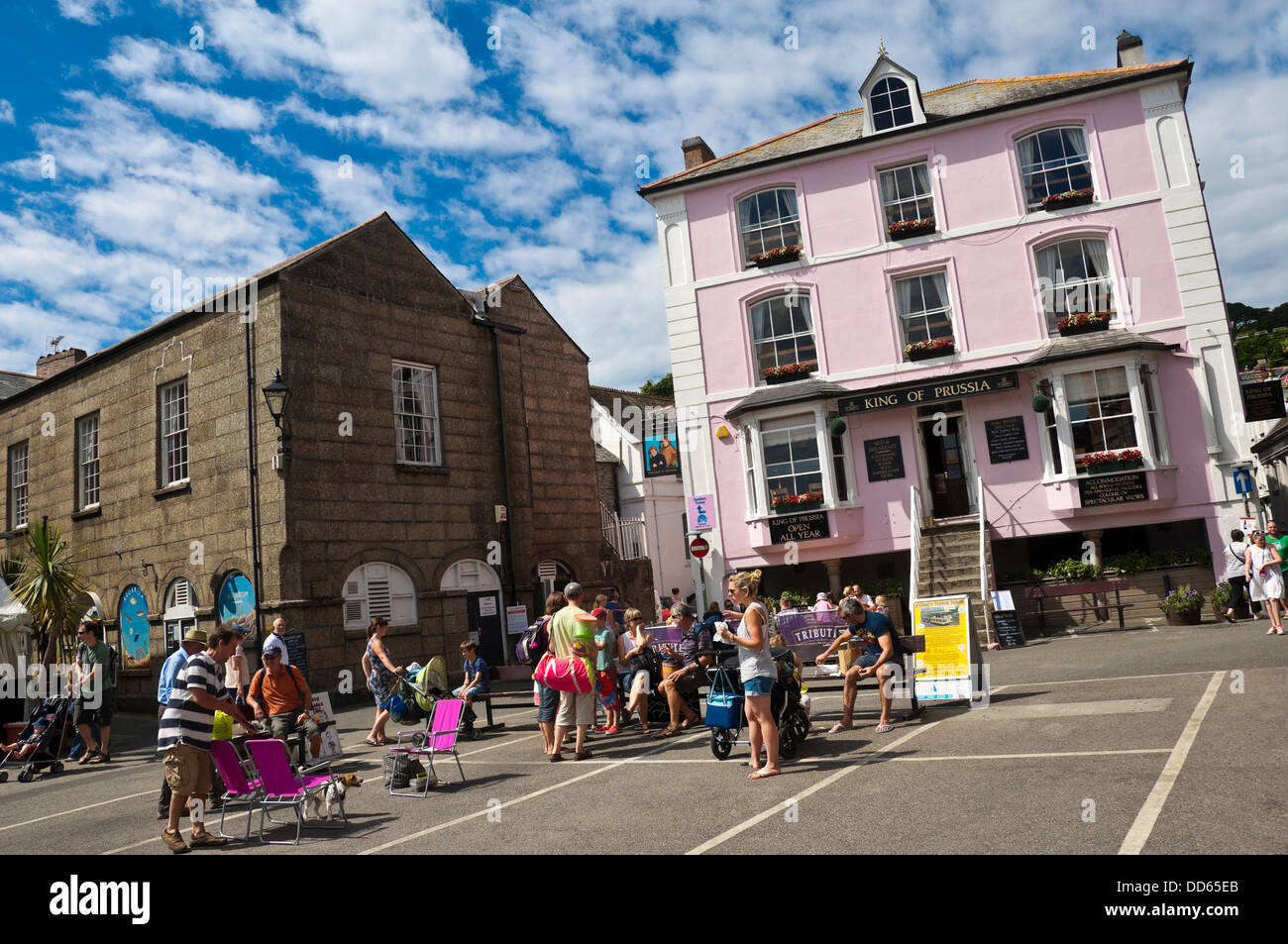 Vista orizzontale della città Quay a Fowey in una giornata di sole. Foto Stock