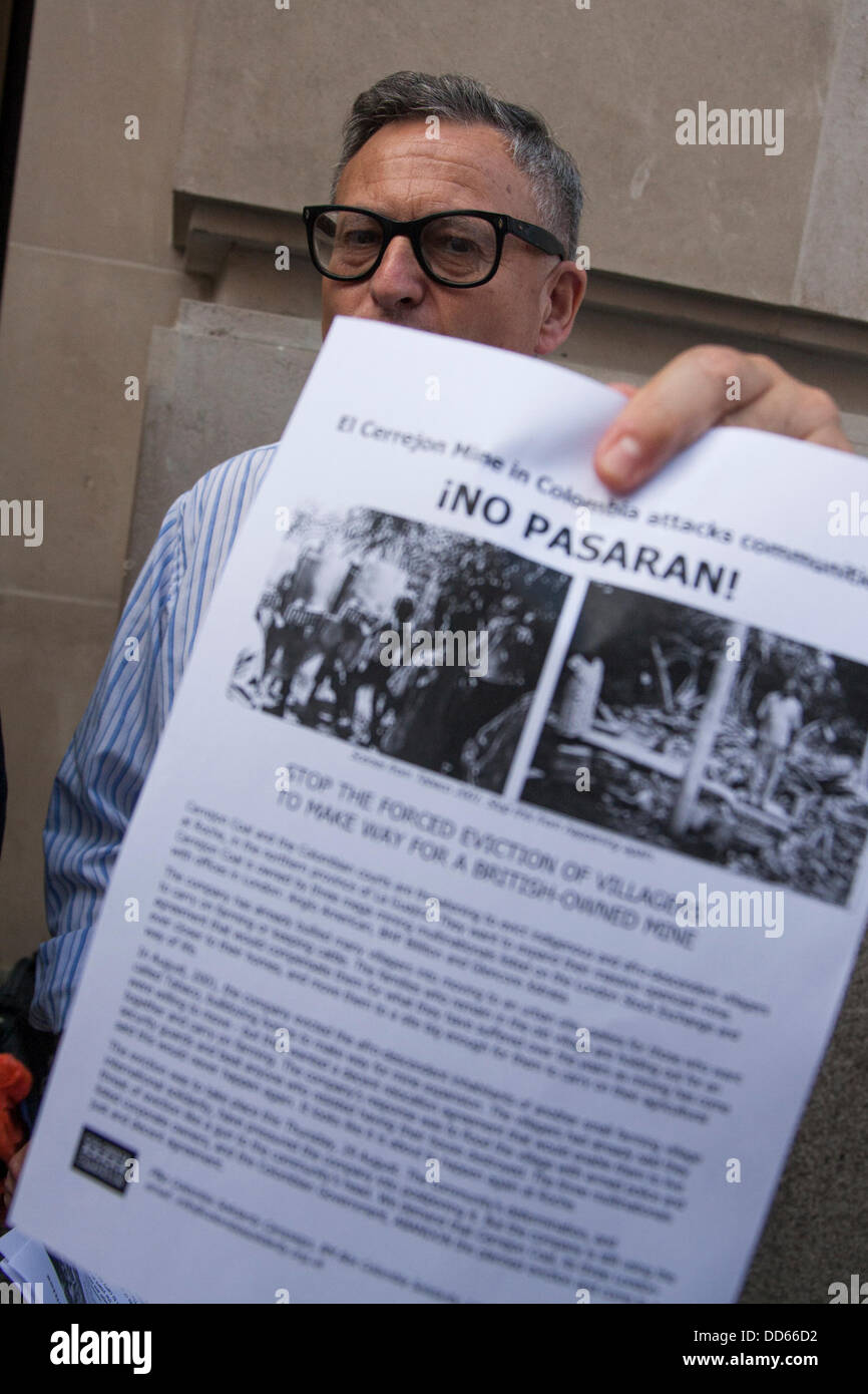 Londra, Regno Unito. Il 27 agosto, 2013. Un attivista mani volantini durante la Colombia Campagna di solidarietà che la protesta contro lo sfratto forzato dei paesani da Roche in Colombia per fare la strada per l'espansione del British-proprietà Cerrejon consorzio del carbone del vasto miniera a cielo aperto. Credito: Paolo Davey/Alamy Live News Foto Stock