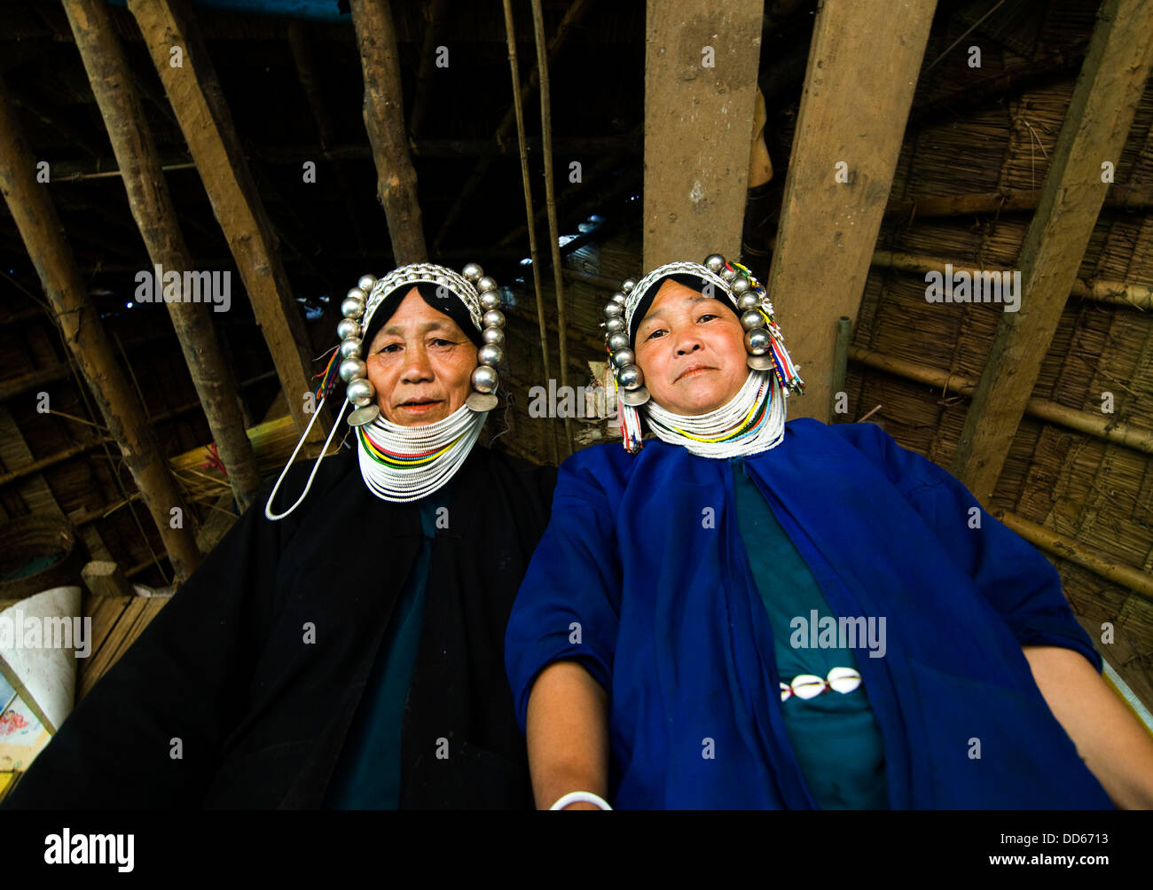 Akha le donne nella loro casa di villaggio nelle Colline Shan nella parte orientale del Myanmar. Foto Stock