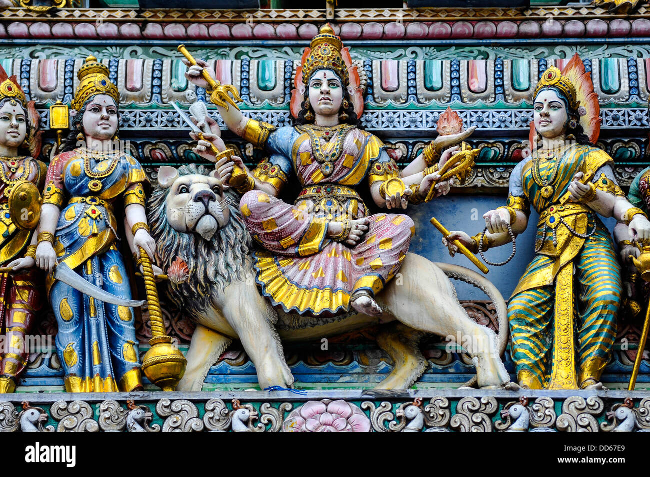 Asia Singapore Little India Sri Veeramakaliamman tempio indù figure sul Gopuram Foto Stock