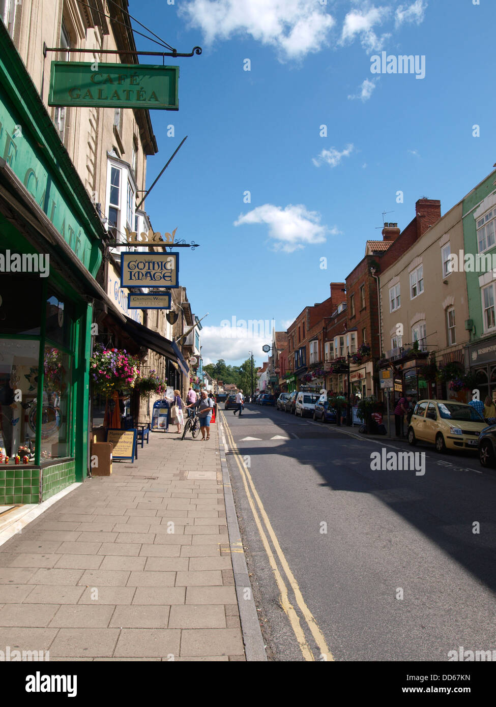 Glastonbury high street, Somerset, Regno Unito 2013 Foto Stock