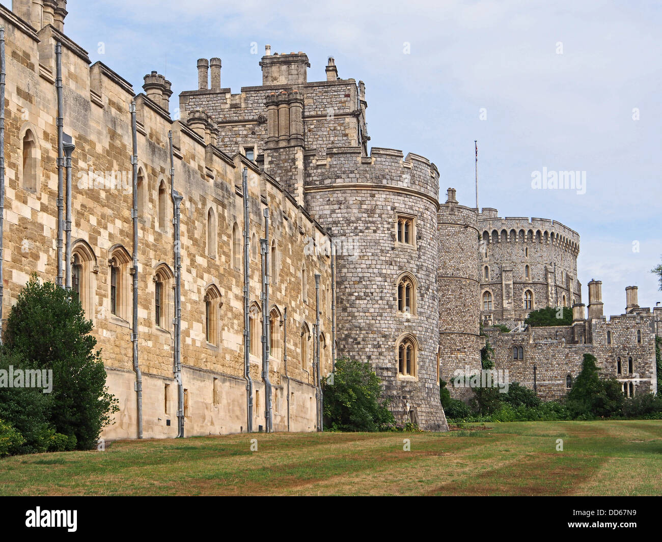 Il Castello di Windsor, a sud-ovest della parete esterna, con torre rotonda in background Foto Stock