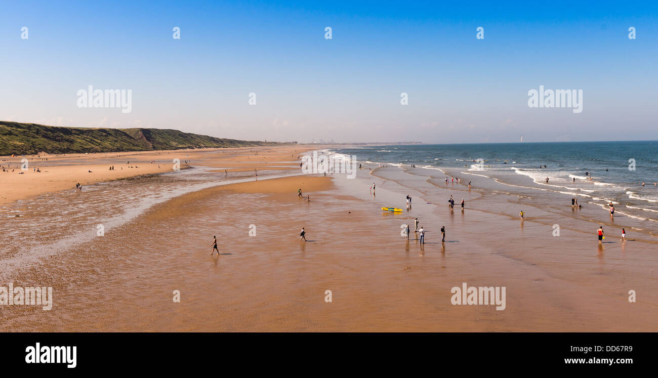 La gente sulla spiaggia a saltburn dal mare, a nord lungo la costa orientale del Regno Unito Foto Stock