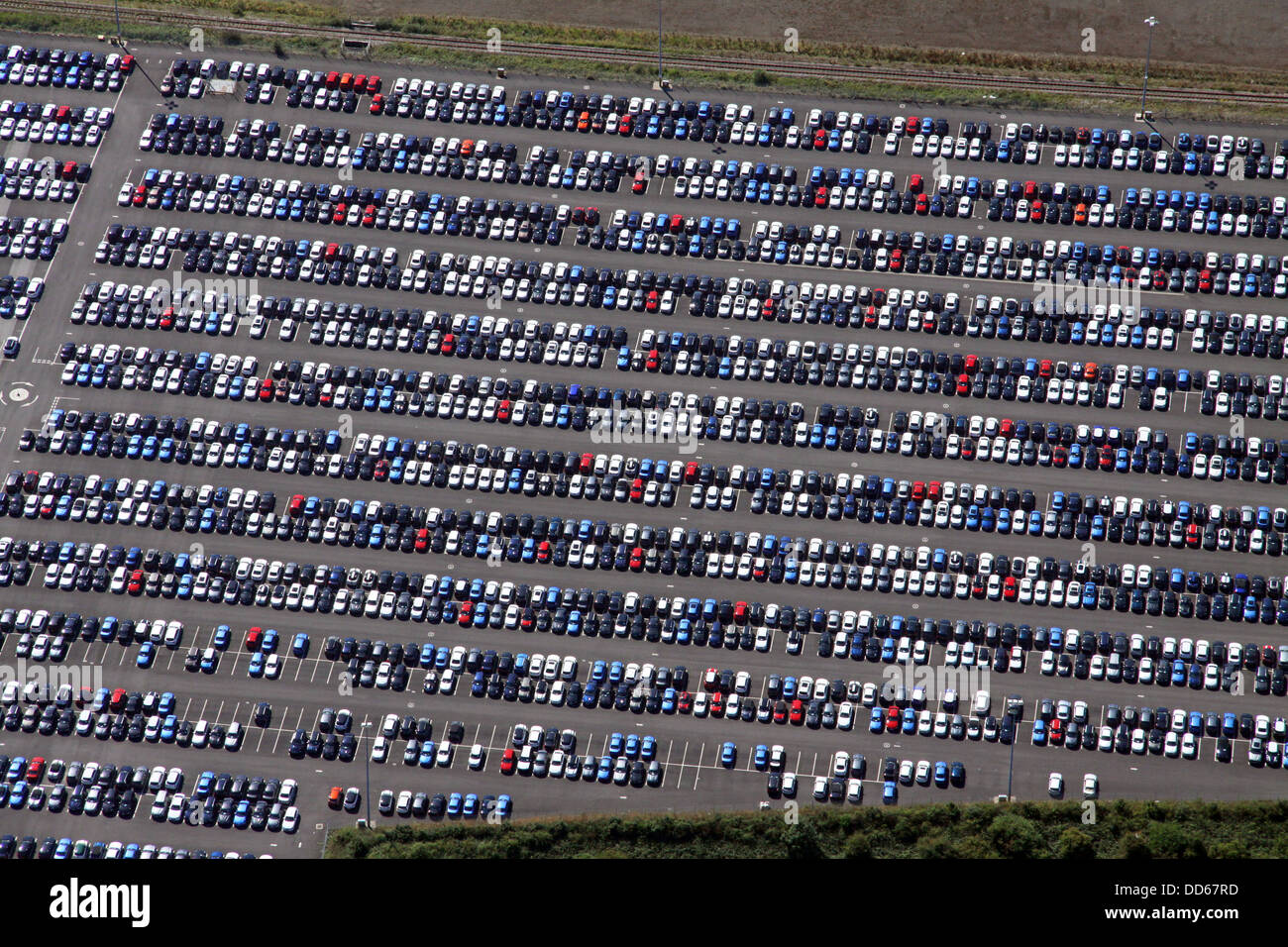 Vista aerea di nuove vetture parcheggiate sulla banchina del porto di Immingham Foto Stock