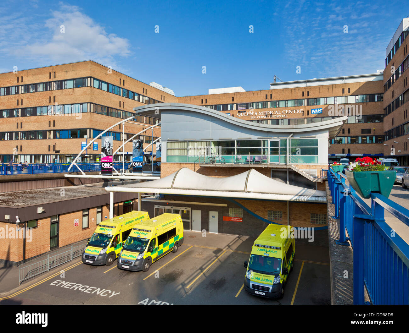 Ambulanza in attesa all'entrata del reparto di emergenza e di incidente Queens Medical Centre Nottingham Inghilterra GB Europa Foto Stock
