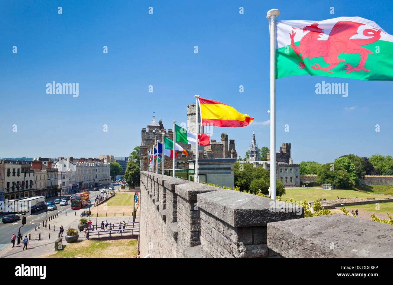 Castello di Cardiff battlements con bandiere sopra la porta sud Cardiff South Glamorgan Galles UK GB Europe Foto Stock