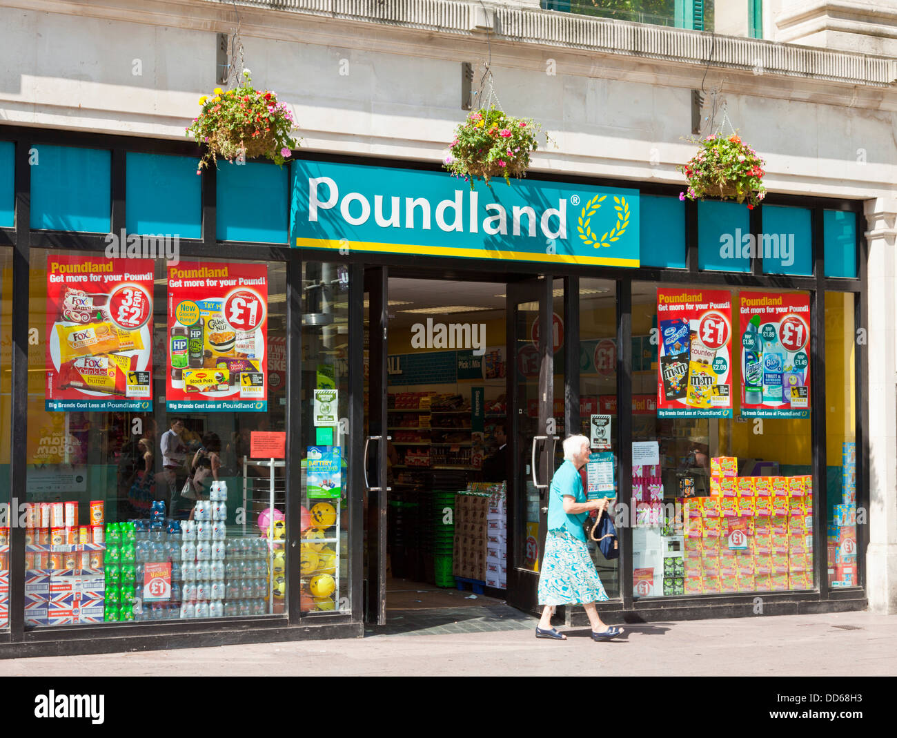 Titolare di pensione o di rendita lasciando un negozio Poundland Cardiff City Centre South Glamorgan South Wales UK GB EU Europe Foto Stock Titolare di pensione o di rendita lasciando un negozio Poundland Cardiff City Centre South Glamorgan South Wales UK GB EU Europe Foto Stock