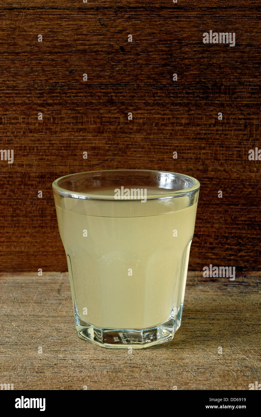 Un bicchiere di piume bianche Foto Stock