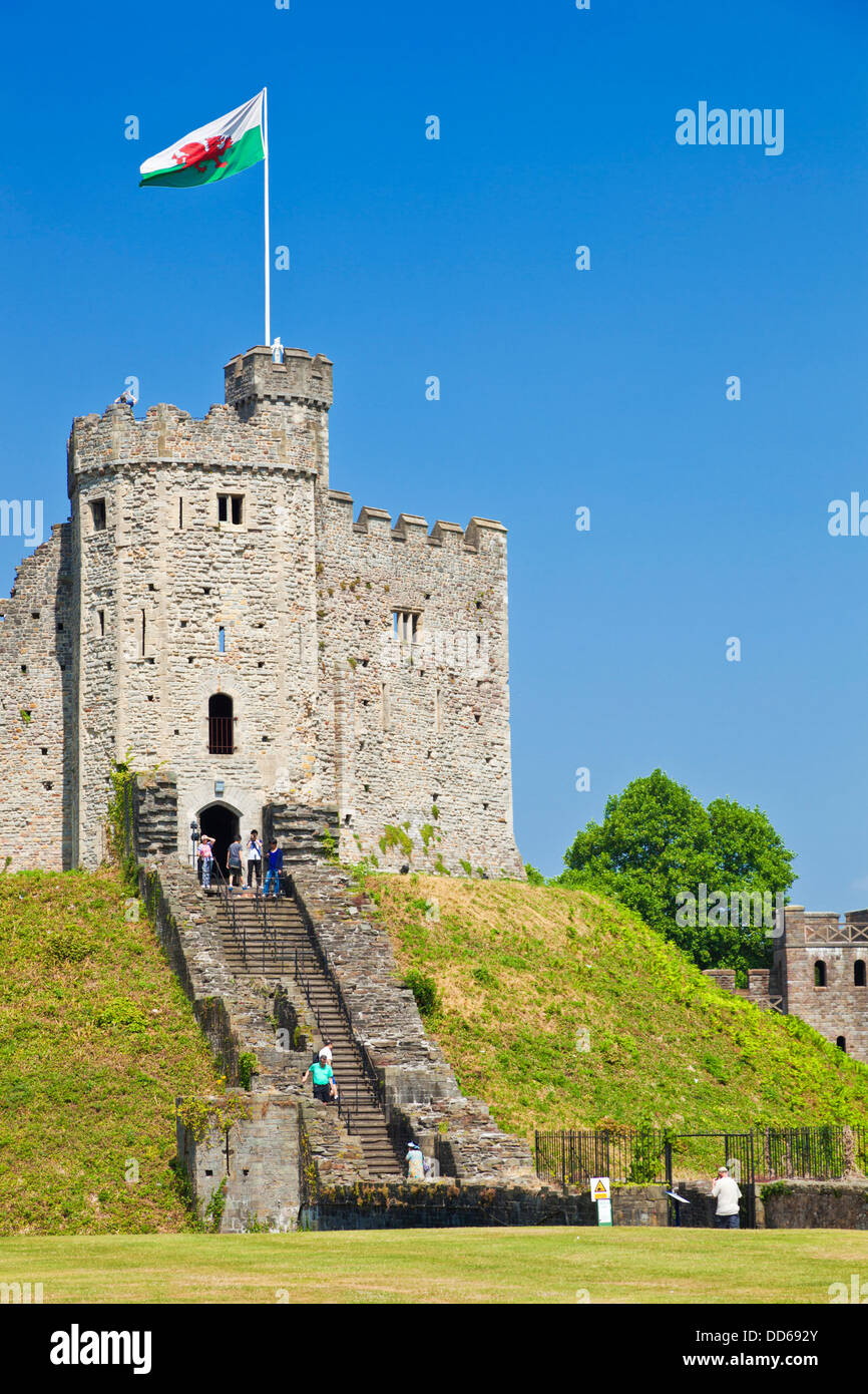 All'interno dei motivi del Castello di Cardiff con il Normanno mantenere Cardiff South Glamorgan Wales UK GB EU Europe Foto Stock
