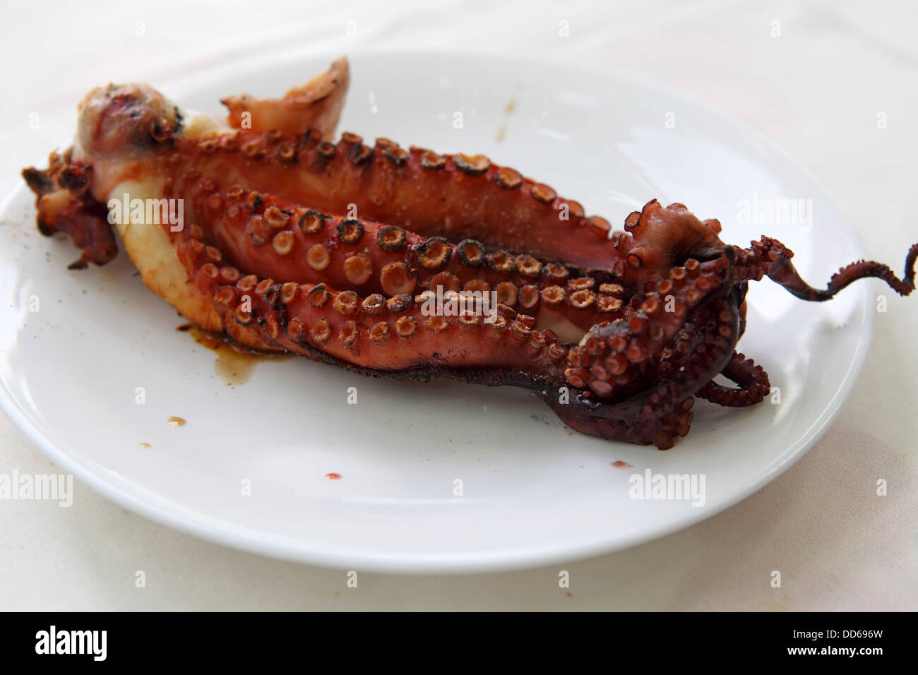 Polpo alla griglia è servita nella città di Rodi, Rodi, Grecia. Foto Stock