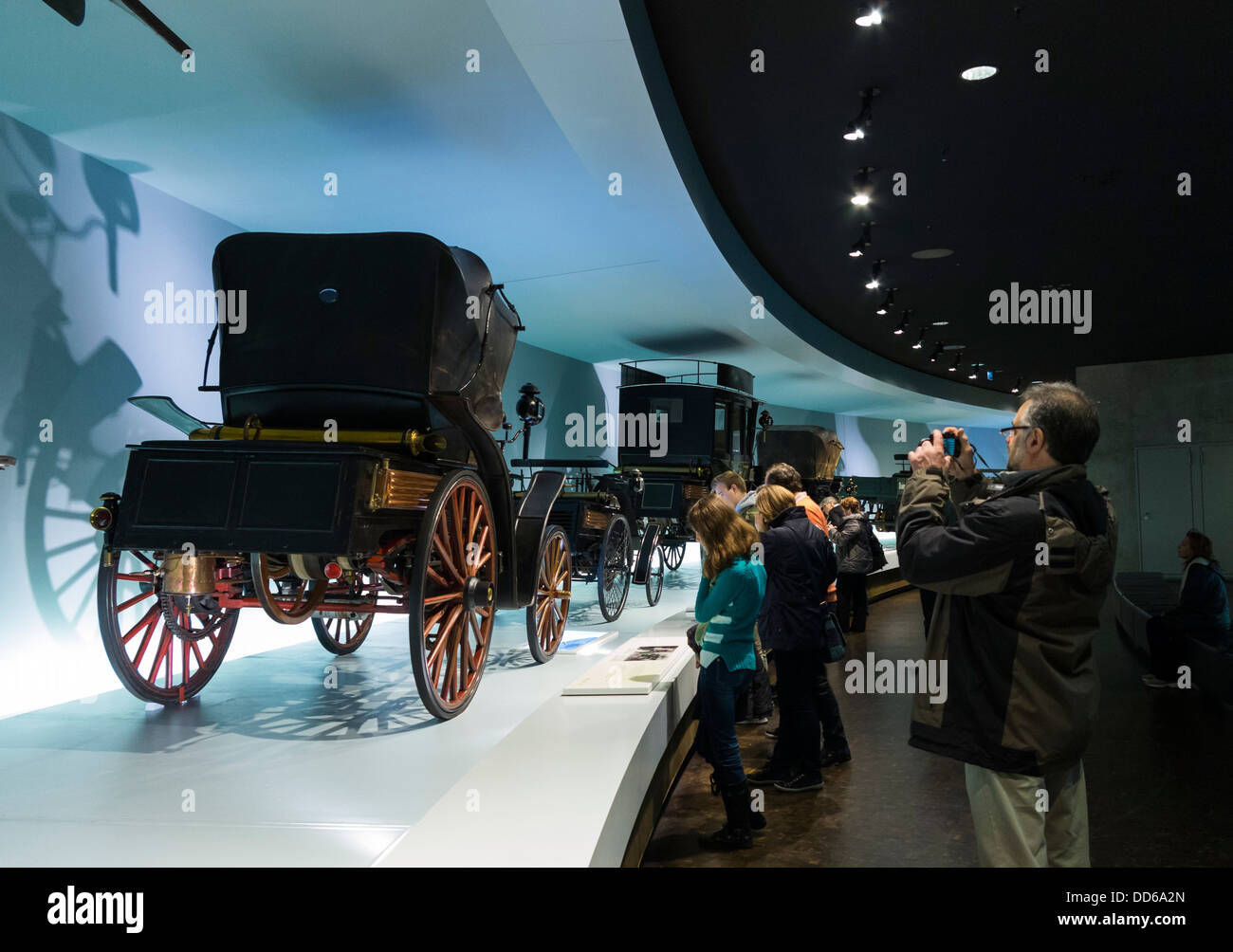 Per i visitatori in cerca di una mostra di vecchie vetture nel museo Mercedes di Stoccarda, Germania Foto Stock
