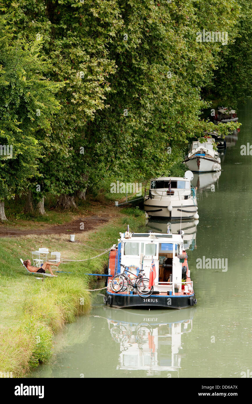 Barche ormeggiate sulle rive della Garonna Canal vicino a Agen e Lot et Garonne, Francia Europa Foto Stock