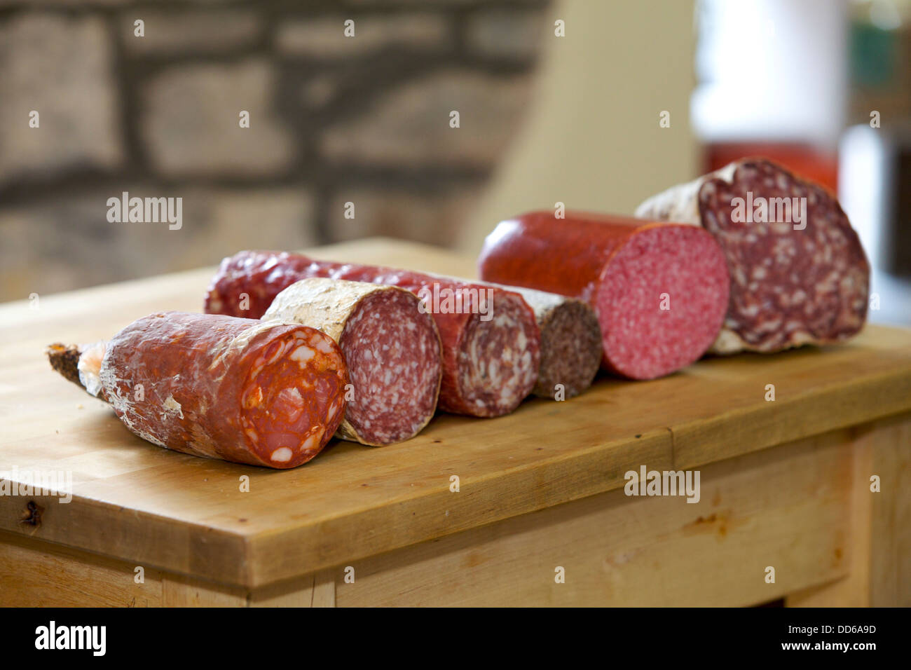 Salumi e carni fredde su un contatore deli Foto Stock