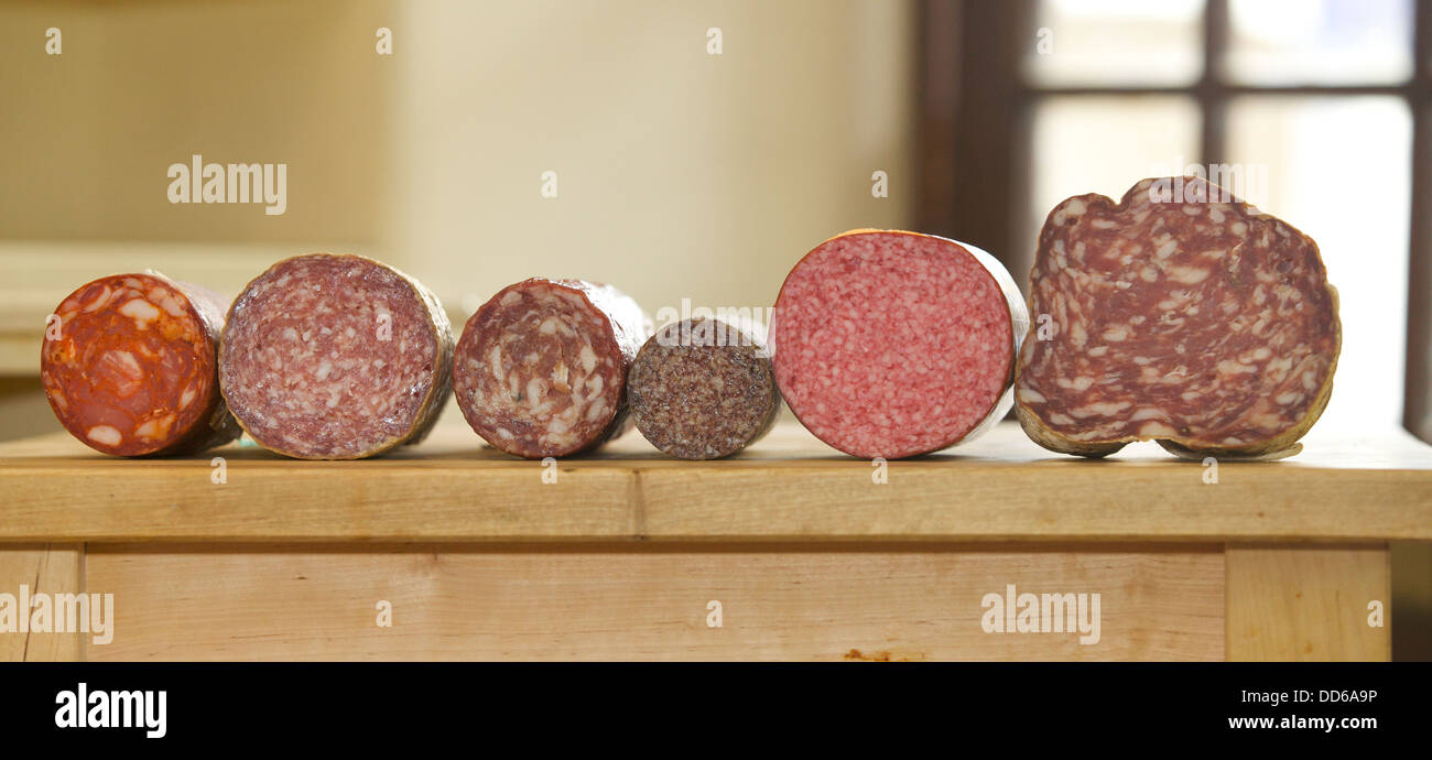 Salumi e carni fredde su un contatore deli Foto Stock