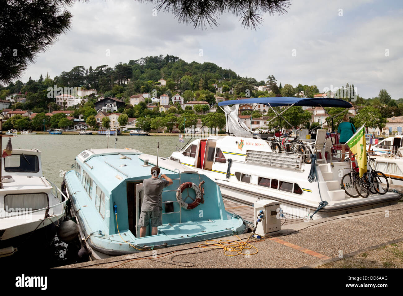 Barche ormeggiate sulla Garonne Canal a Agen e Lot et Garonne, Francia, Europa Foto Stock