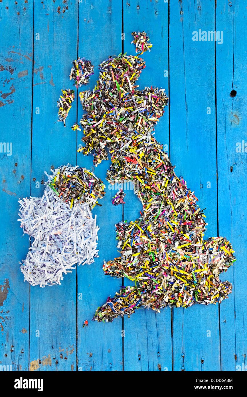 Mappa di Regno Unito fatta di carta riciclata carta tagliuzzata su rustiche tavole blu. Mappa creata dal fotografo. Foto Stock