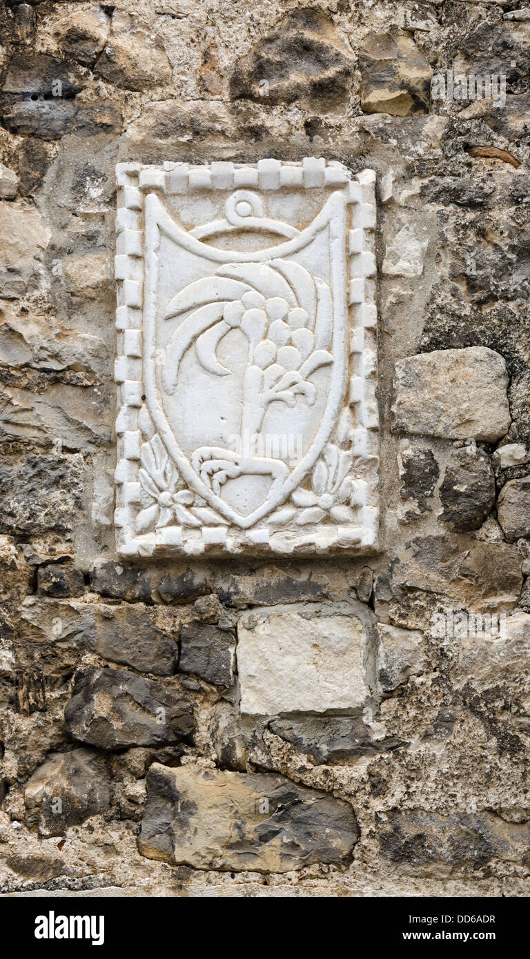 Stemma su un muro di pietra nella città croata di Sibenik Foto Stock