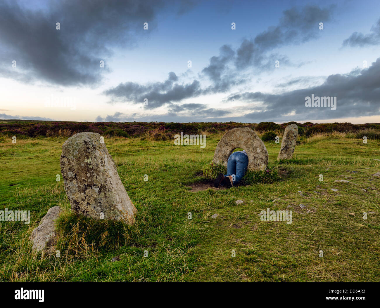 Gli uomini-un-Tol pietre in piedi vicino a Penzance in Cornovaglia, leggenda locale dice che una persona che passa attraverso la pietra forata può cu Foto Stock