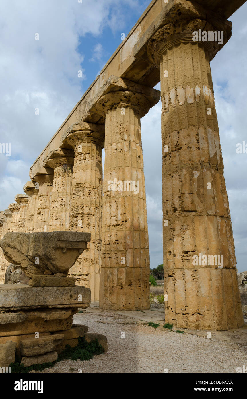 Colonne di un tempio greco di Selinunte, Sicilia Foto Stock