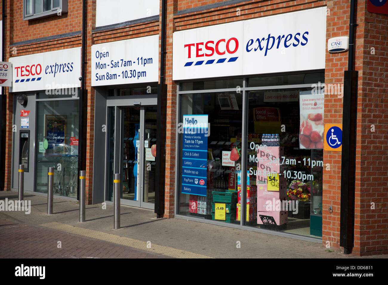 Tesco Express sulla giornata di sole Foto Stock