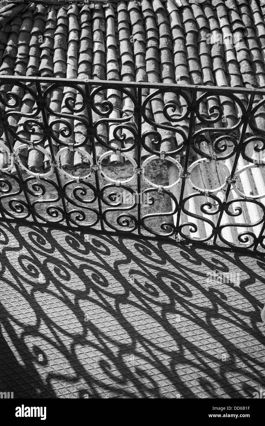 Tradizionale ferro battuto balcone e tegole del tetto nel villaggio di Dimitsana, Arcadia, Peloponneso, Grecia Foto Stock