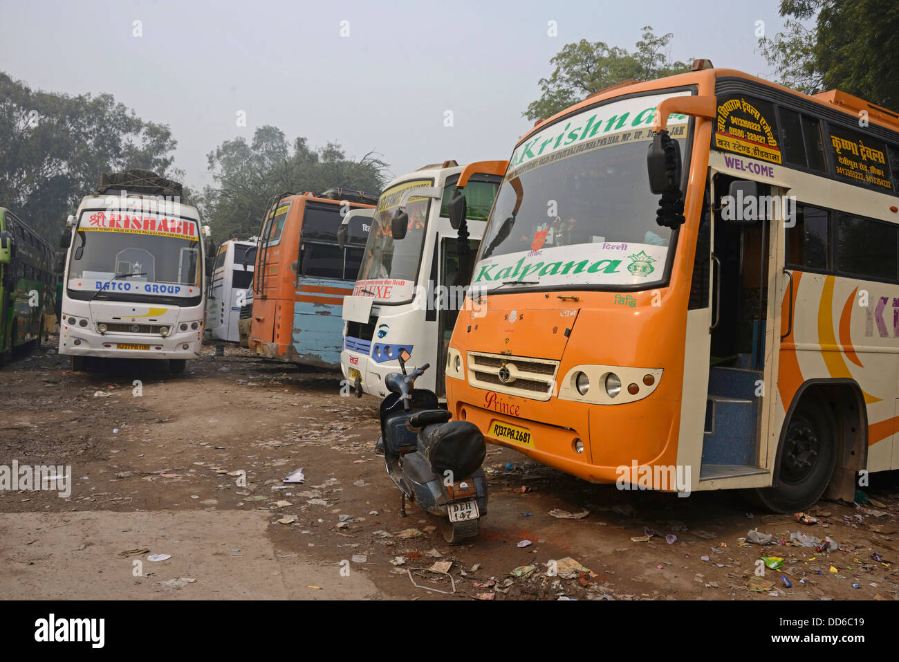 Una linea di Indian pullman turistici utilizzati da turisti indiani in un parcheggio autobus nella Vecchia Delhi, India Foto Stock