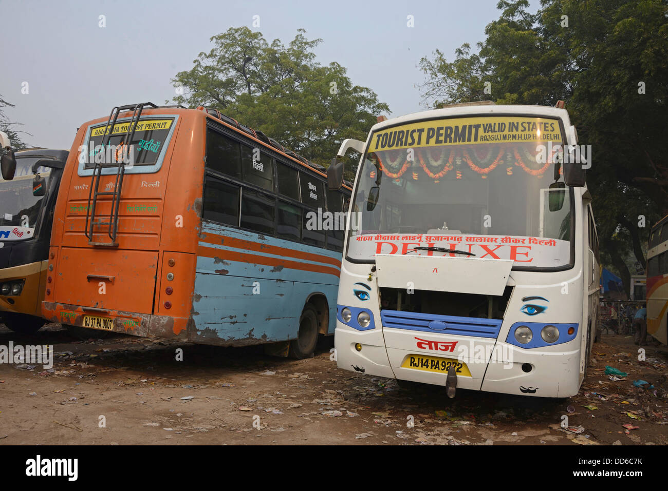 Una linea di Indian pullman turistici utilizzati da turisti indiani in un parcheggio autobus nella Vecchia Delhi, India Foto Stock