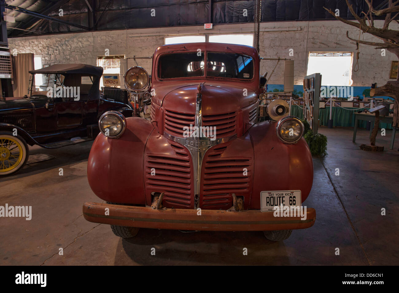 Classic Dodge pickup truck lungo la storica Route 66, Seligman, Arizona Foto Stock
