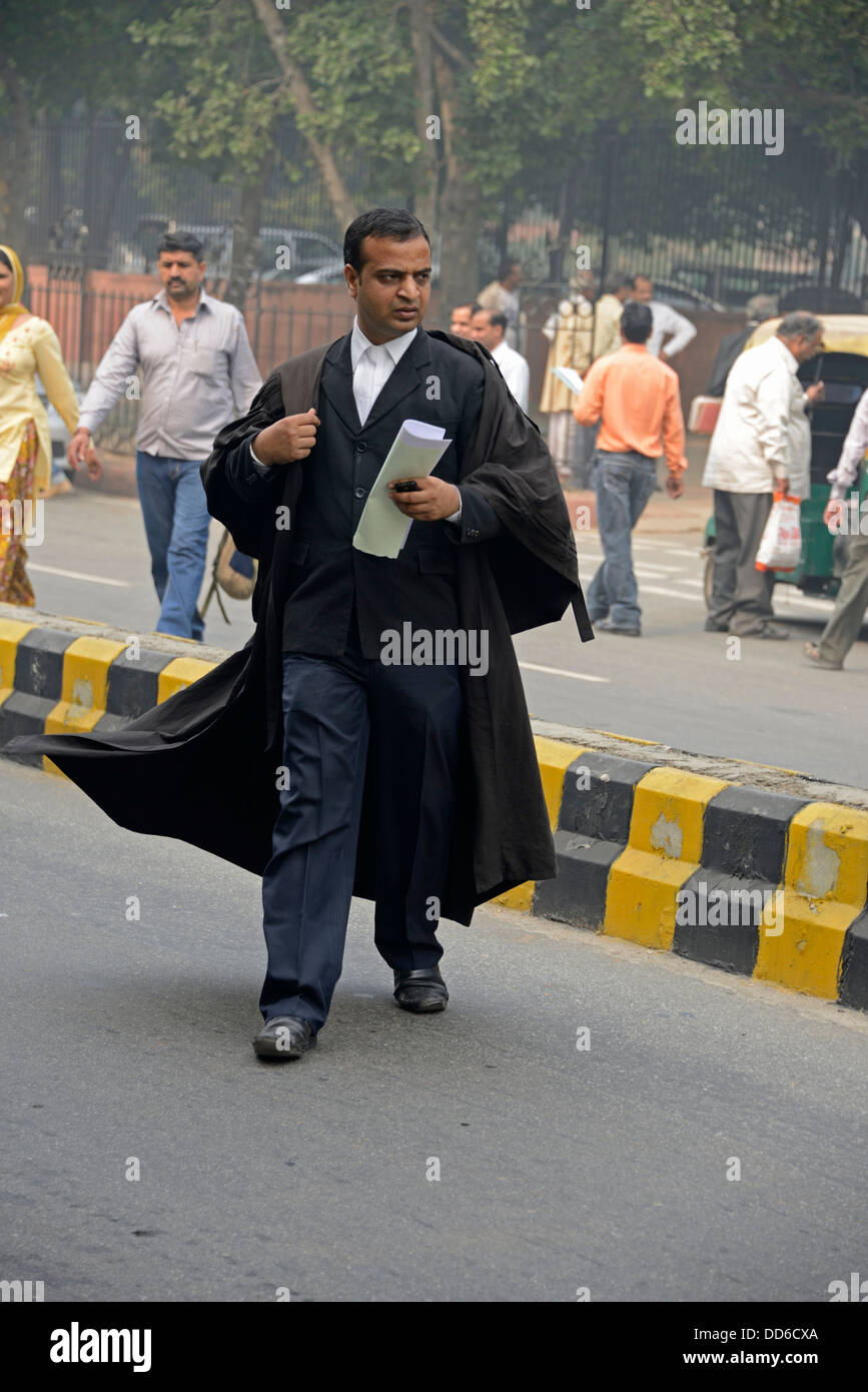 Un avvocato indiano all'ingresso principale della Corte Suprema dell India in Janák Puri, New Delhi, India Foto Stock