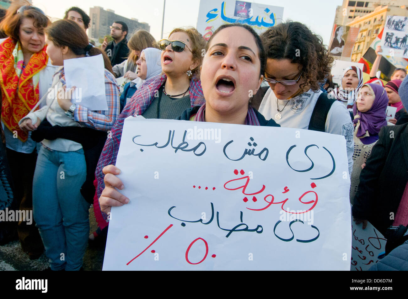 Noi non rivendicazione perché siamo donne abbiamo rivendicazione perché ci sono 50% della popolazione)' afferma questa targhetta - Il Cairo Egitto Foto Stock